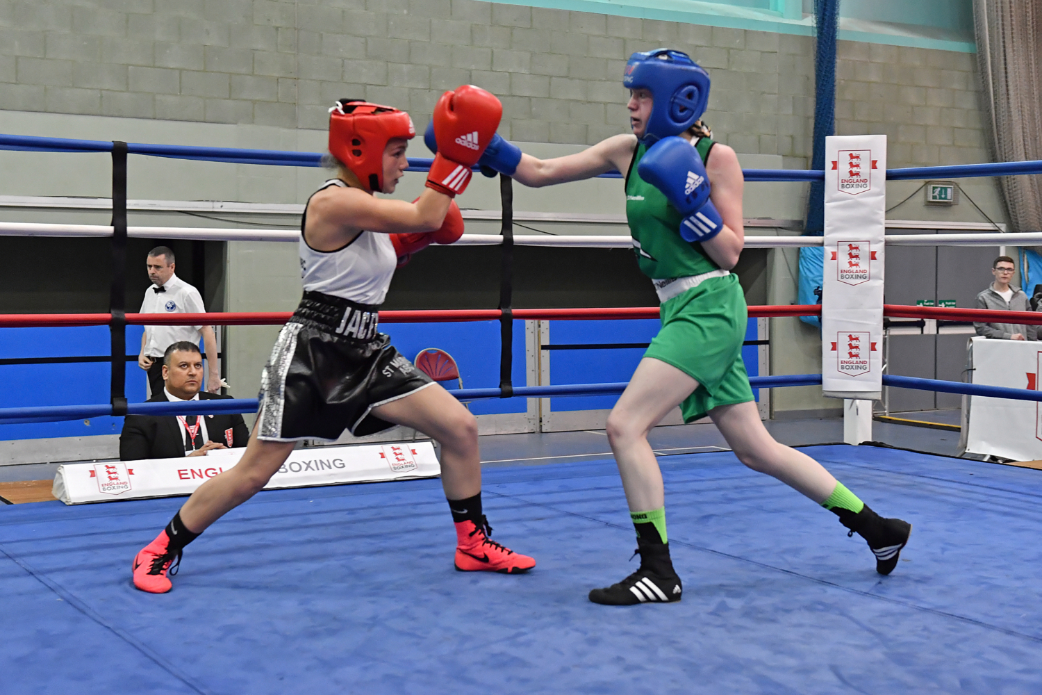 D51_9238 Jacey Birch (St Mary’s, white) v Rebecca Unsworth (Widlcard, green)